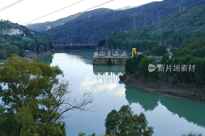 水库Condo del Guadalore，水力发电厂，Turon河，能源水流，天然山地度假胜地El Chorro峡谷，安达卢西亚山脉景观，概念生态，清洁能源